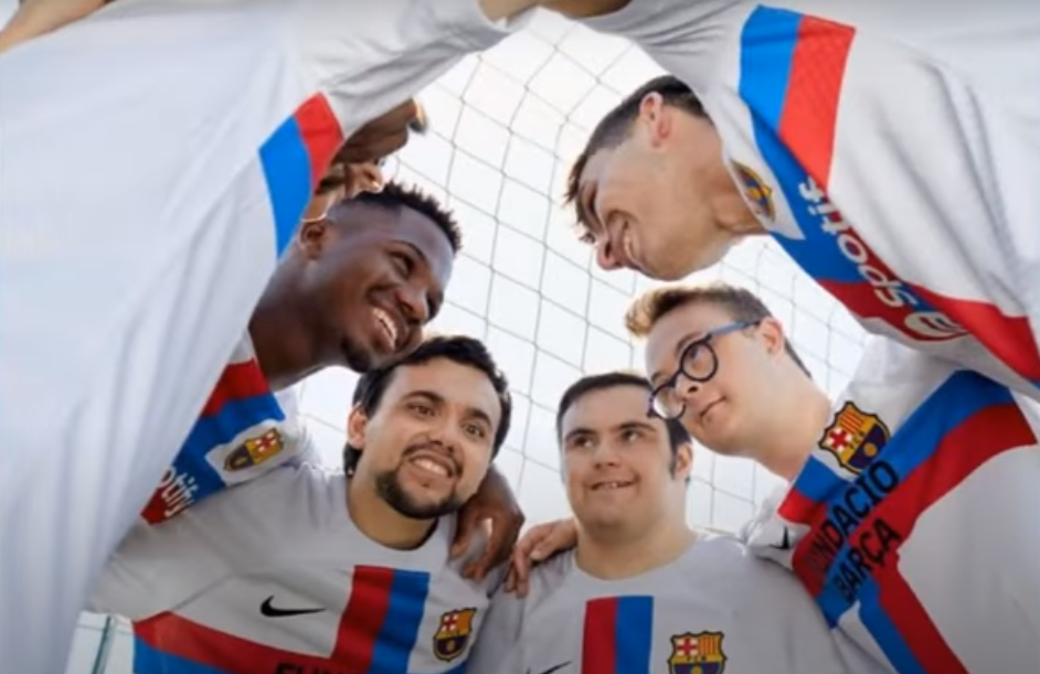 Barça showed its third set of uniforms: without stripes, but with a beautiful history